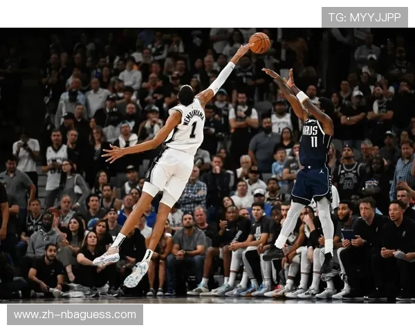 文班亚马谈防守，马刺中锋强调团队协作