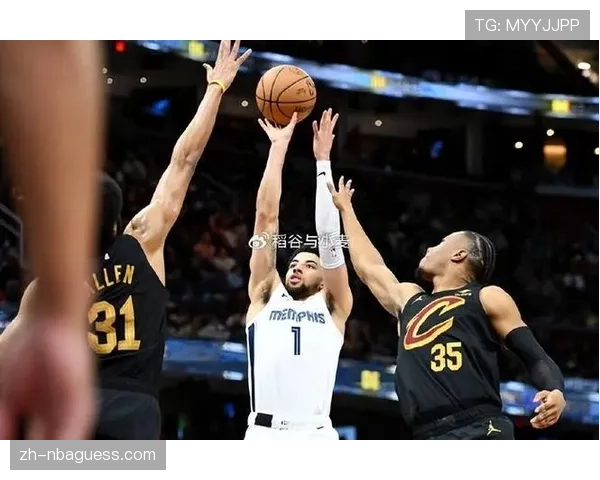 灰熊小皮蓬伤愈复出迎来赛季首秀，父亲斯科蒂-皮蓬现身场边观众席