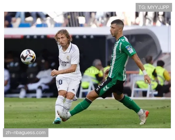 慢镜头回放显示，贝蒂斯球员在排人墙时存在违规移动